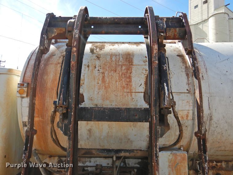 image for item DG1483 1990 International 4900  refuse truck