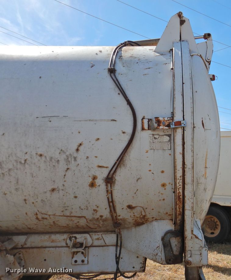 image for item DG1483 1990 International 4900  refuse truck