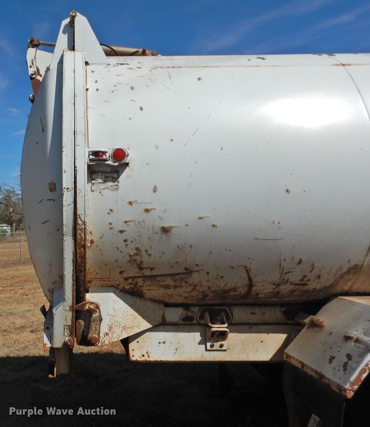 image for item DG1483 1990 International 4900  refuse truck