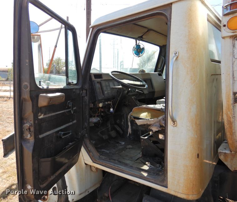 image for item DG1483 1990 International 4900  refuse truck