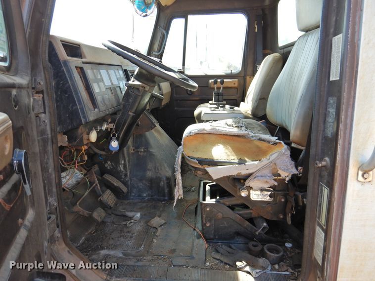 image for item DG1483 1990 International 4900  refuse truck