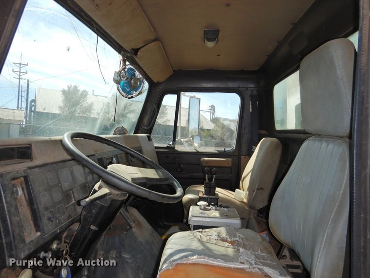 image for item DG1483 1990 International 4900  refuse truck