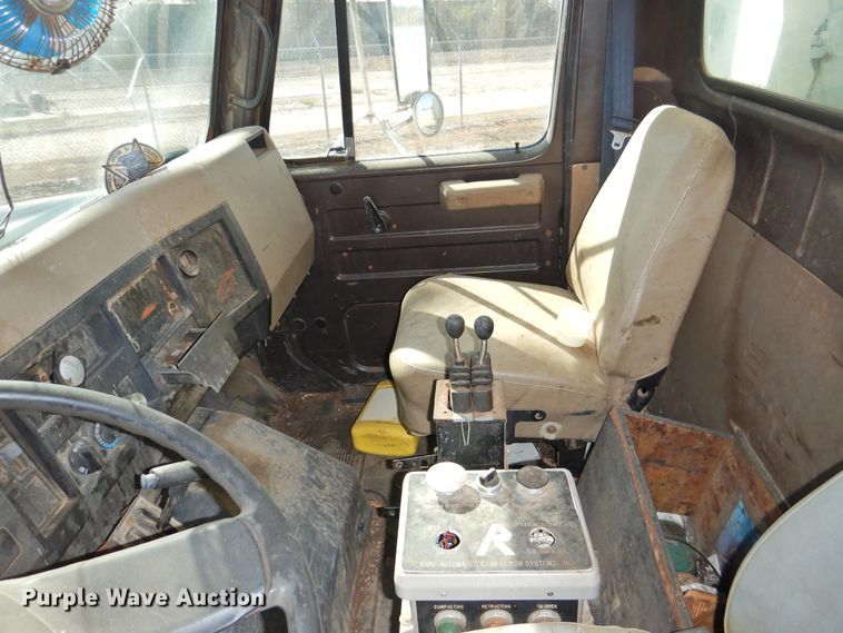 image for item DG1483 1990 International 4900  refuse truck