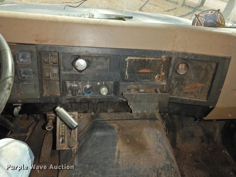 image for item DG1483 1990 International 4900  refuse truck