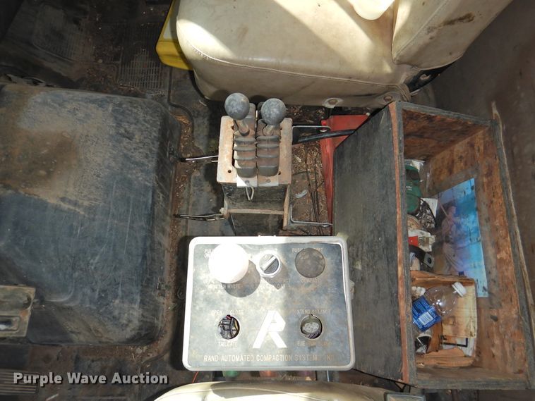 image for item DG1483 1990 International 4900  refuse truck