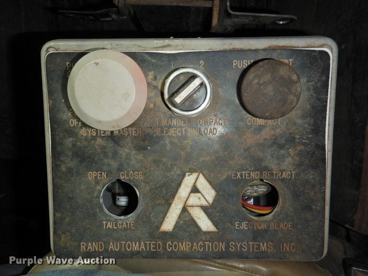 image for item DG1483 1990 International 4900  refuse truck