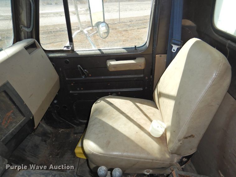 image for item DG1483 1990 International 4900  refuse truck