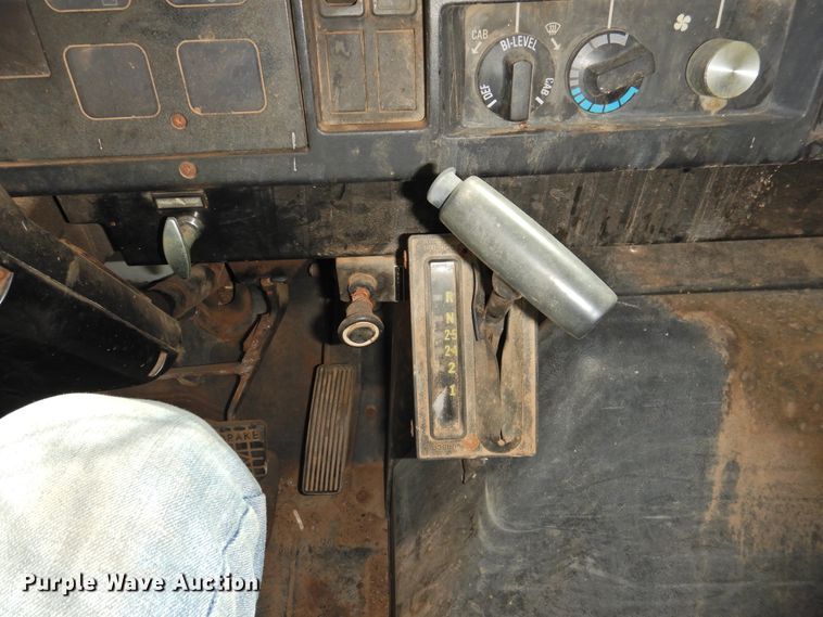 image for item DG1483 1990 International 4900  refuse truck