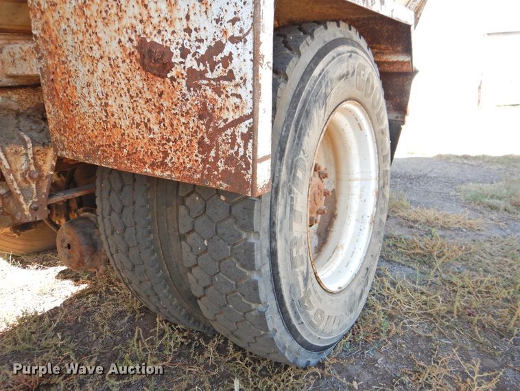 image for item DG1483 1990 International 4900  refuse truck