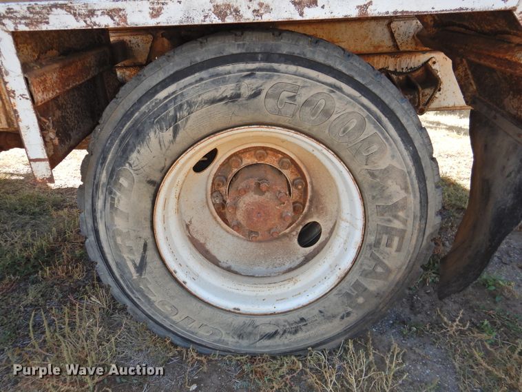 image for item DG1483 1990 International 4900  refuse truck