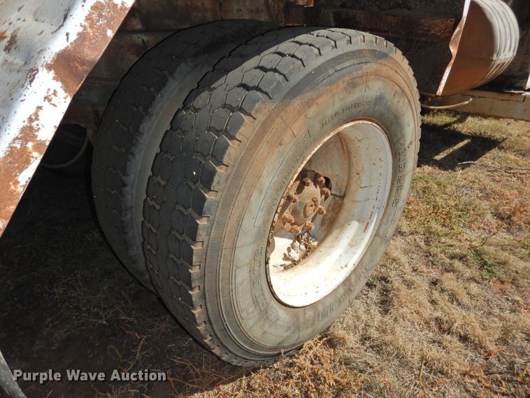 image for item DG1483 1990 International 4900  refuse truck