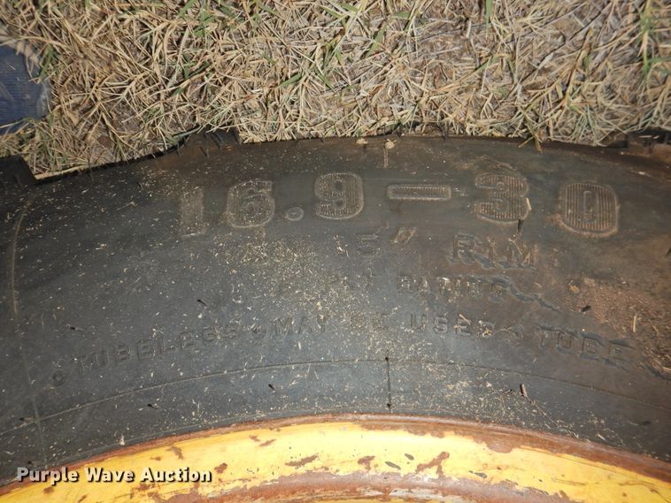 image for item DG1484 1988 John Deere 2355  tractor