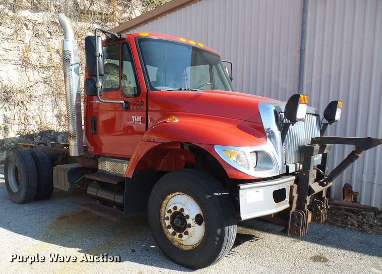 image for item DG2128 2003 International 7400  truck cab and chassis