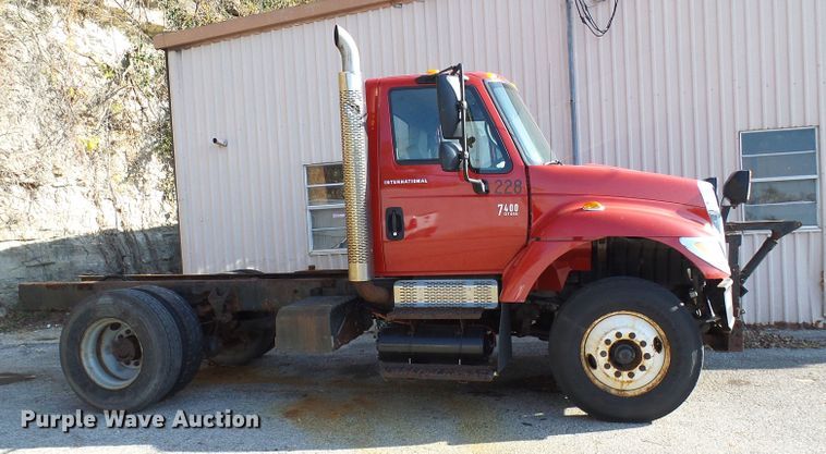 image for item DG2128 2003 International 7400  truck cab and chassis