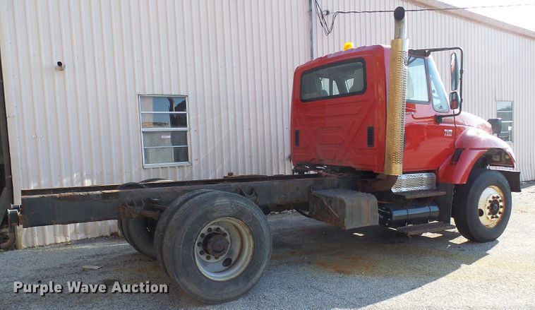 image for item DG2128 2003 International 7400  truck cab and chassis