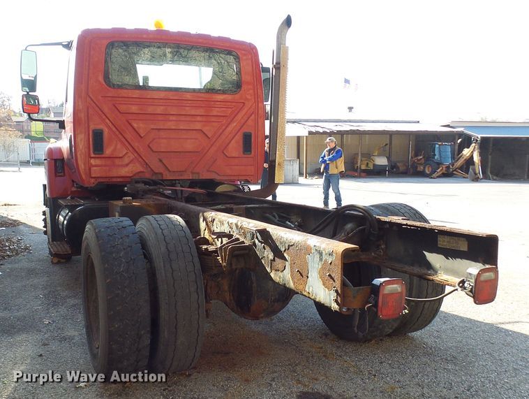 image for item DG2128 2003 International 7400  truck cab and chassis