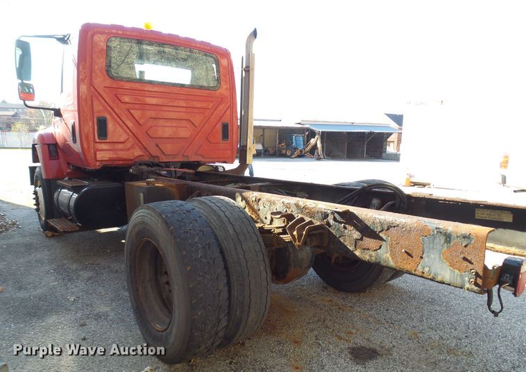 image for item DG2128 2003 International 7400  truck cab and chassis