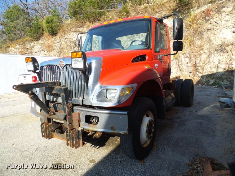 image for item DG2128 2003 International 7400  truck cab and chassis