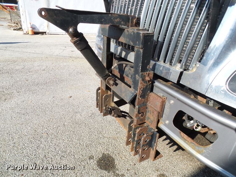 image for item DG2128 2003 International 7400  truck cab and chassis