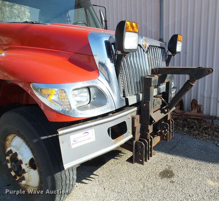 image for item DG2128 2003 International 7400  truck cab and chassis