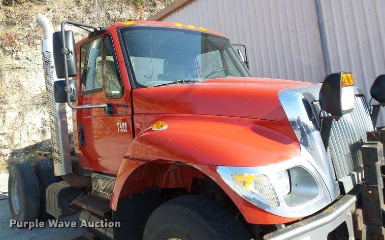 image for item DG2128 2003 International 7400  truck cab and chassis