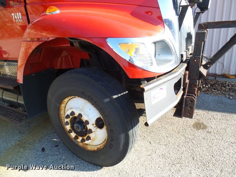 image for item DG2128 2003 International 7400  truck cab and chassis