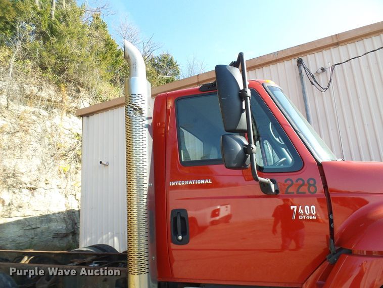 image for item DG2128 2003 International 7400  truck cab and chassis