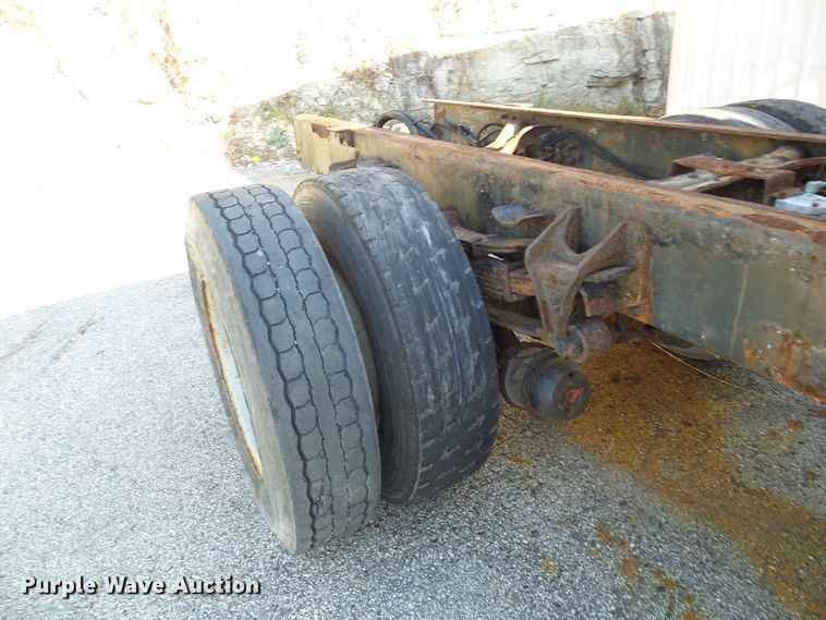 image for item DG2128 2003 International 7400  truck cab and chassis