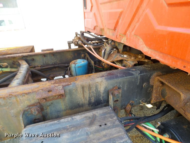 image for item DG2128 2003 International 7400  truck cab and chassis