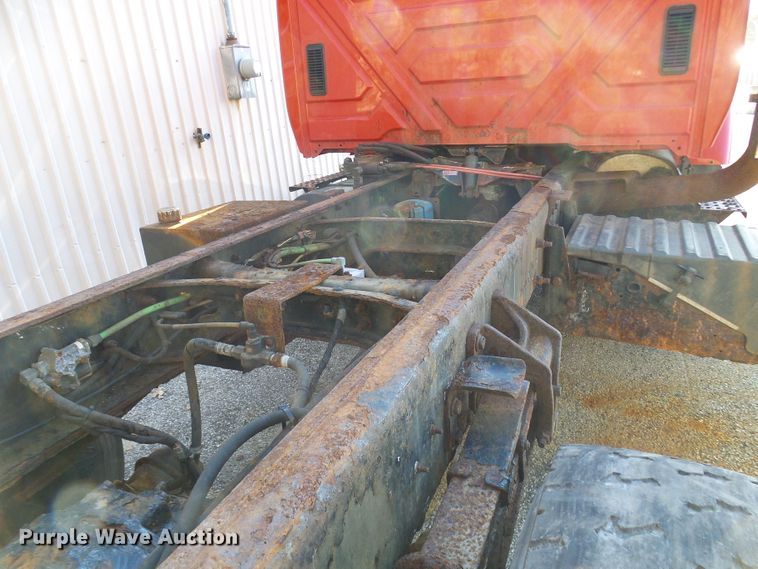 image for item DG2128 2003 International 7400  truck cab and chassis