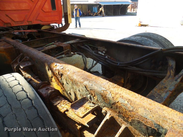 image for item DG2128 2003 International 7400  truck cab and chassis