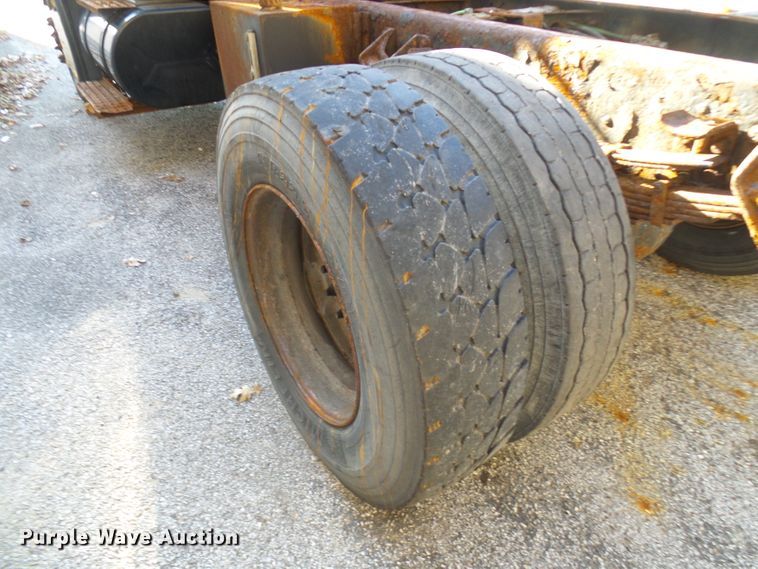 image for item DG2128 2003 International 7400  truck cab and chassis