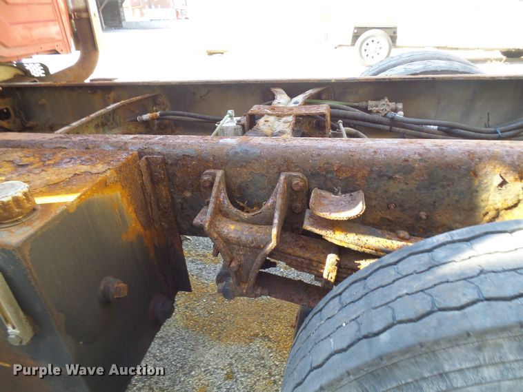 image for item DG2128 2003 International 7400  truck cab and chassis