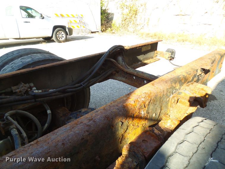 image for item DG2128 2003 International 7400  truck cab and chassis