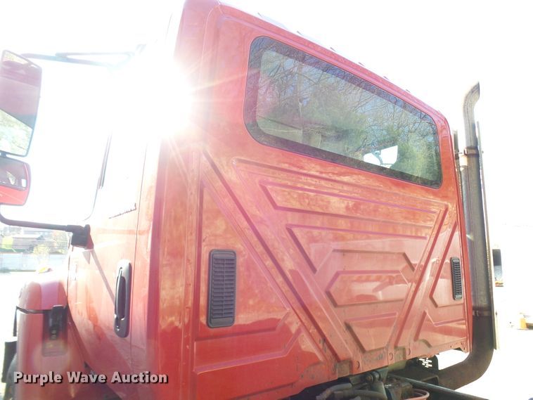 image for item DG2128 2003 International 7400  truck cab and chassis