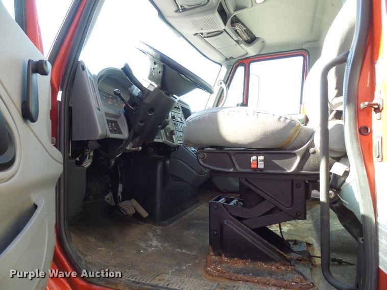 image for item DG2128 2003 International 7400  truck cab and chassis