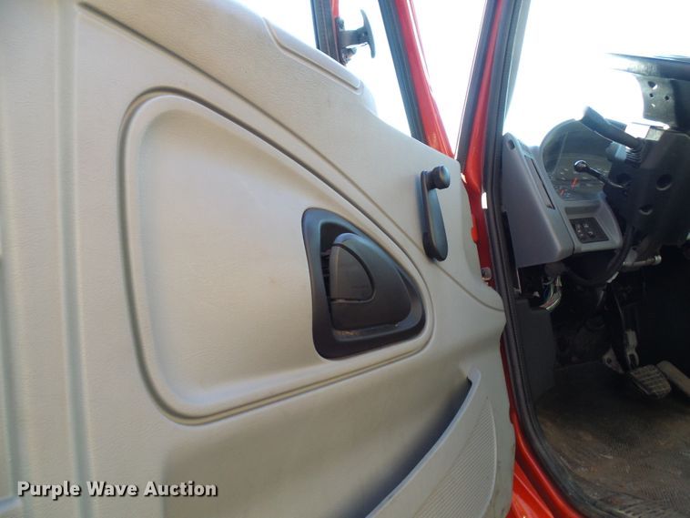 image for item DG2128 2003 International 7400  truck cab and chassis