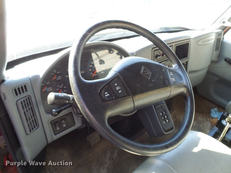 image for item DG2128 2003 International 7400  truck cab and chassis