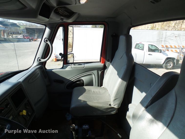 image for item DG2128 2003 International 7400  truck cab and chassis