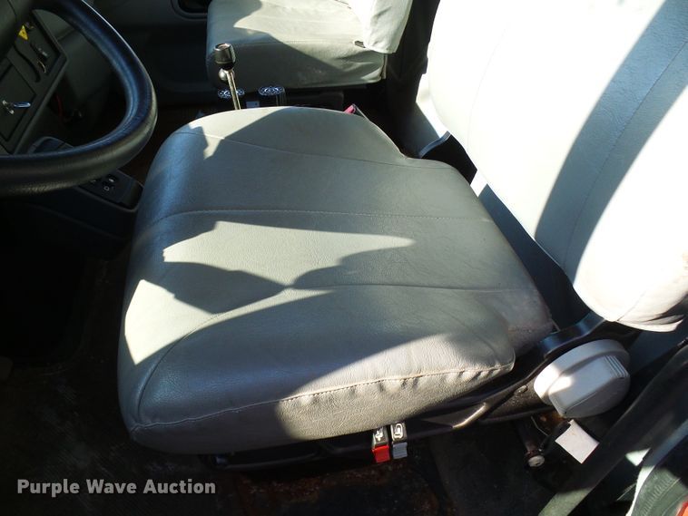 image for item DG2128 2003 International 7400  truck cab and chassis