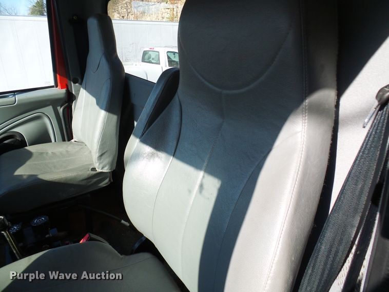 image for item DG2128 2003 International 7400  truck cab and chassis