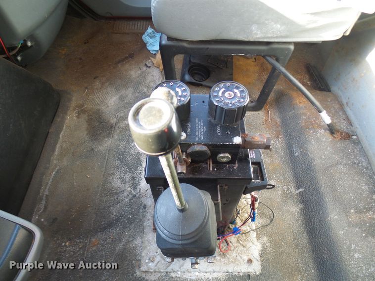 image for item DG2128 2003 International 7400  truck cab and chassis