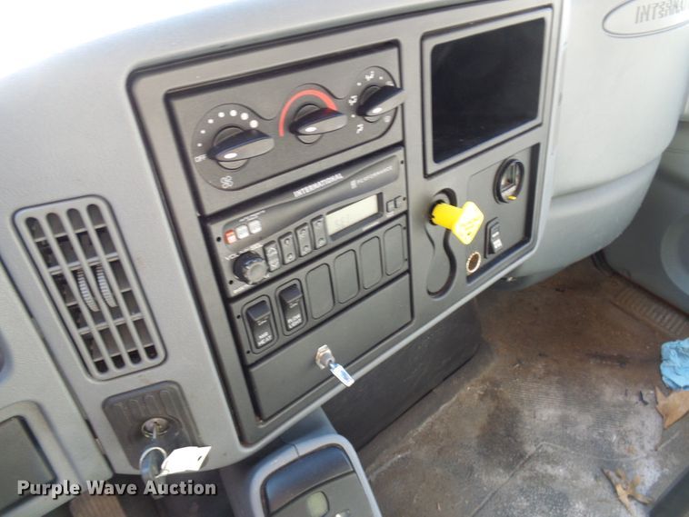 image for item DG2128 2003 International 7400  truck cab and chassis