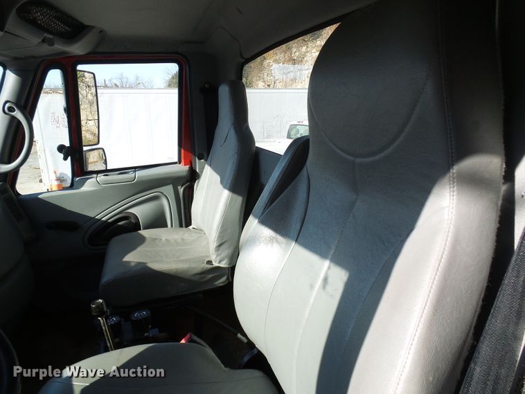 image for item DG2128 2003 International 7400  truck cab and chassis