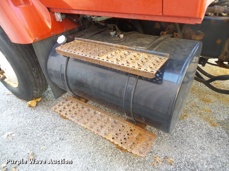 image for item DG2128 2003 International 7400  truck cab and chassis