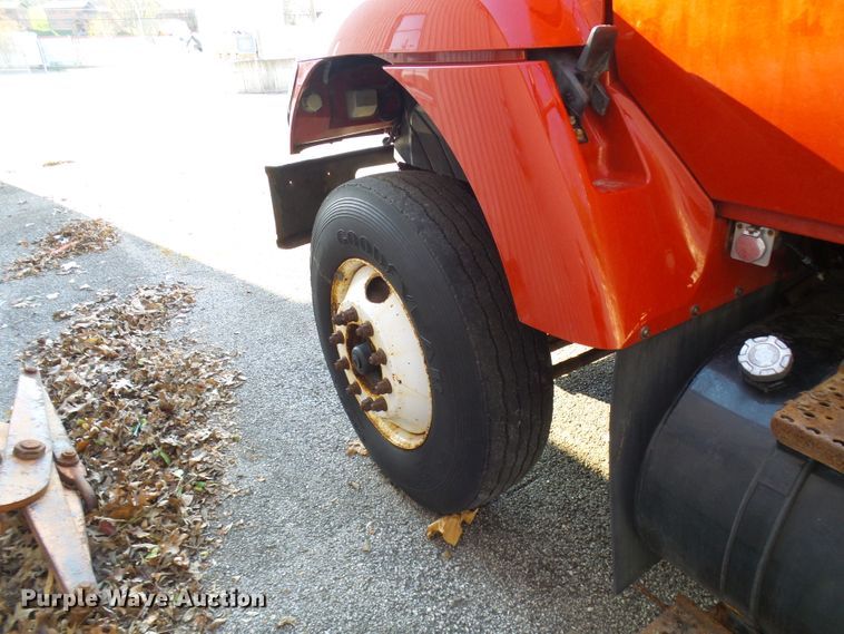 image for item DG2128 2003 International 7400  truck cab and chassis