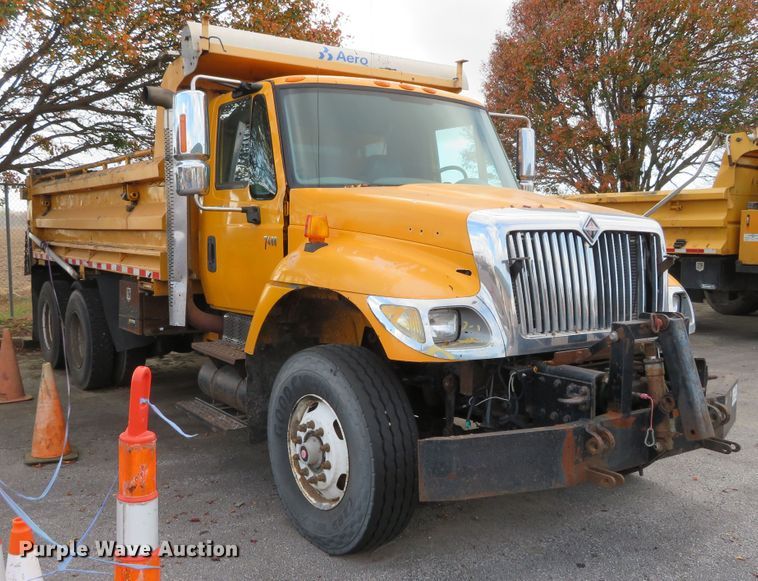image for item DH0513 2006 International 7400  dump truck