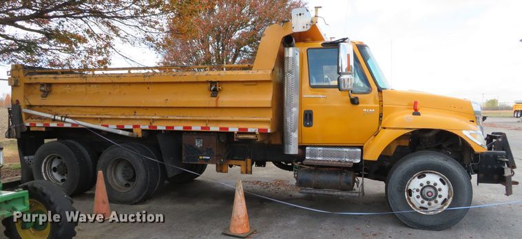 image for item DH0513 2006 International 7400  dump truck