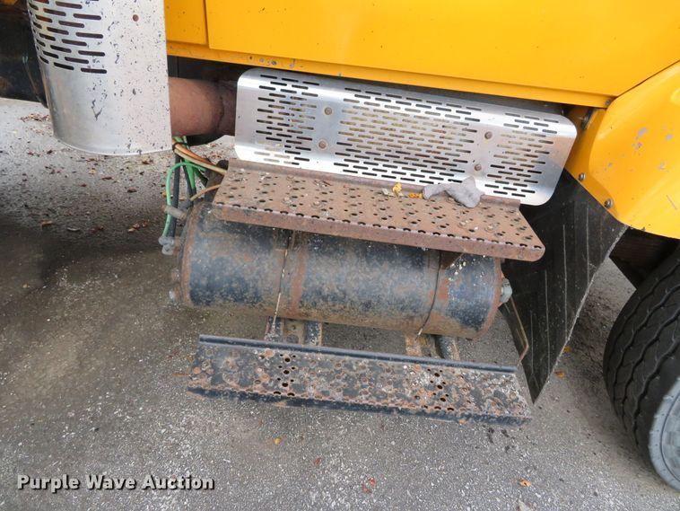 image for item DH0513 2006 International 7400  dump truck