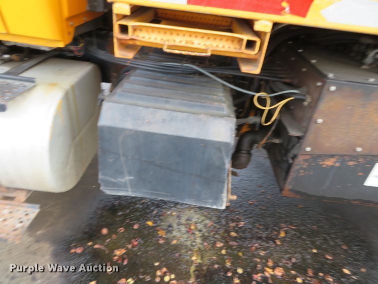 image for item DH0513 2006 International 7400  dump truck